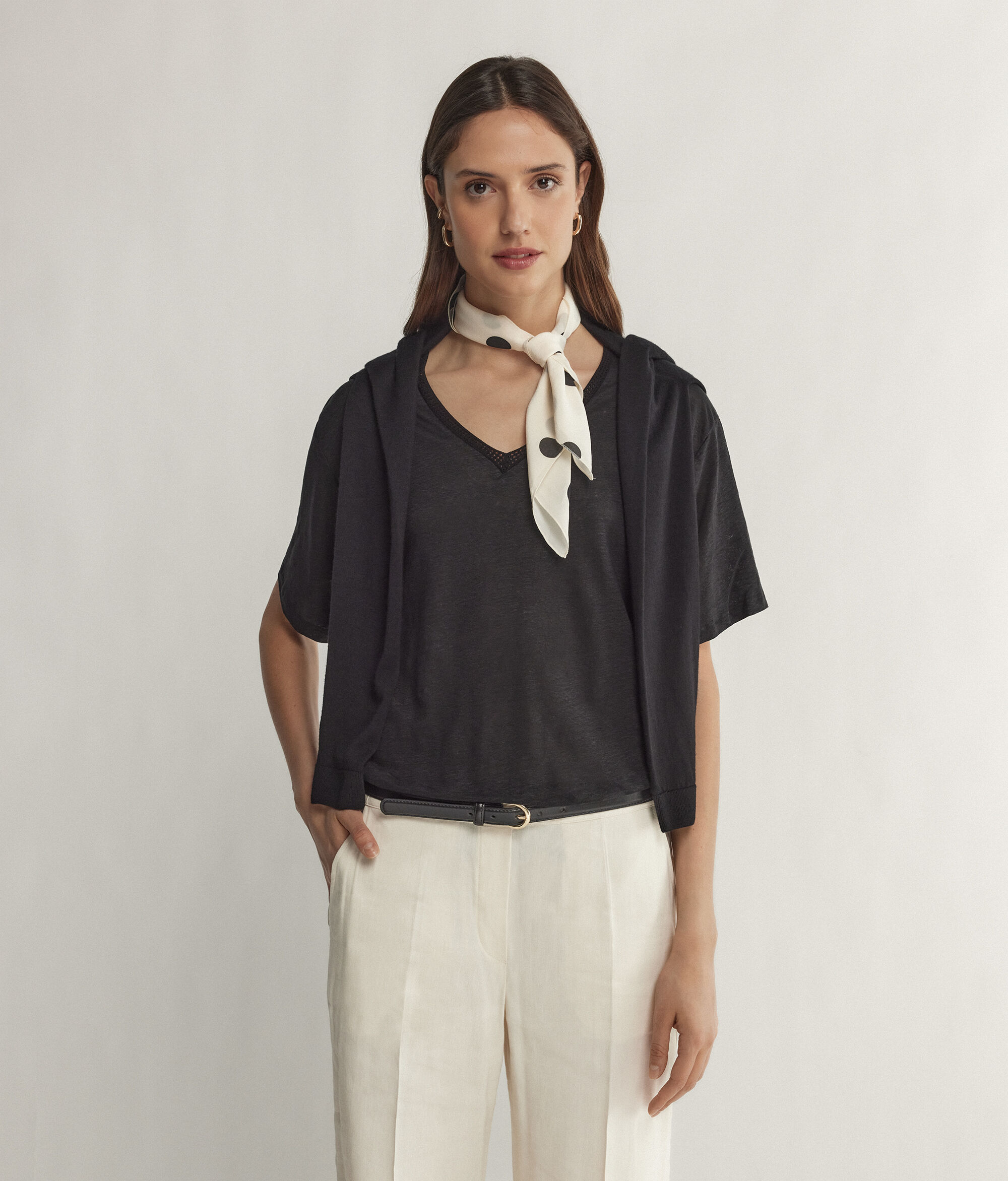 T Shirt con Scollo a V in Lino con Bordi in Retina
