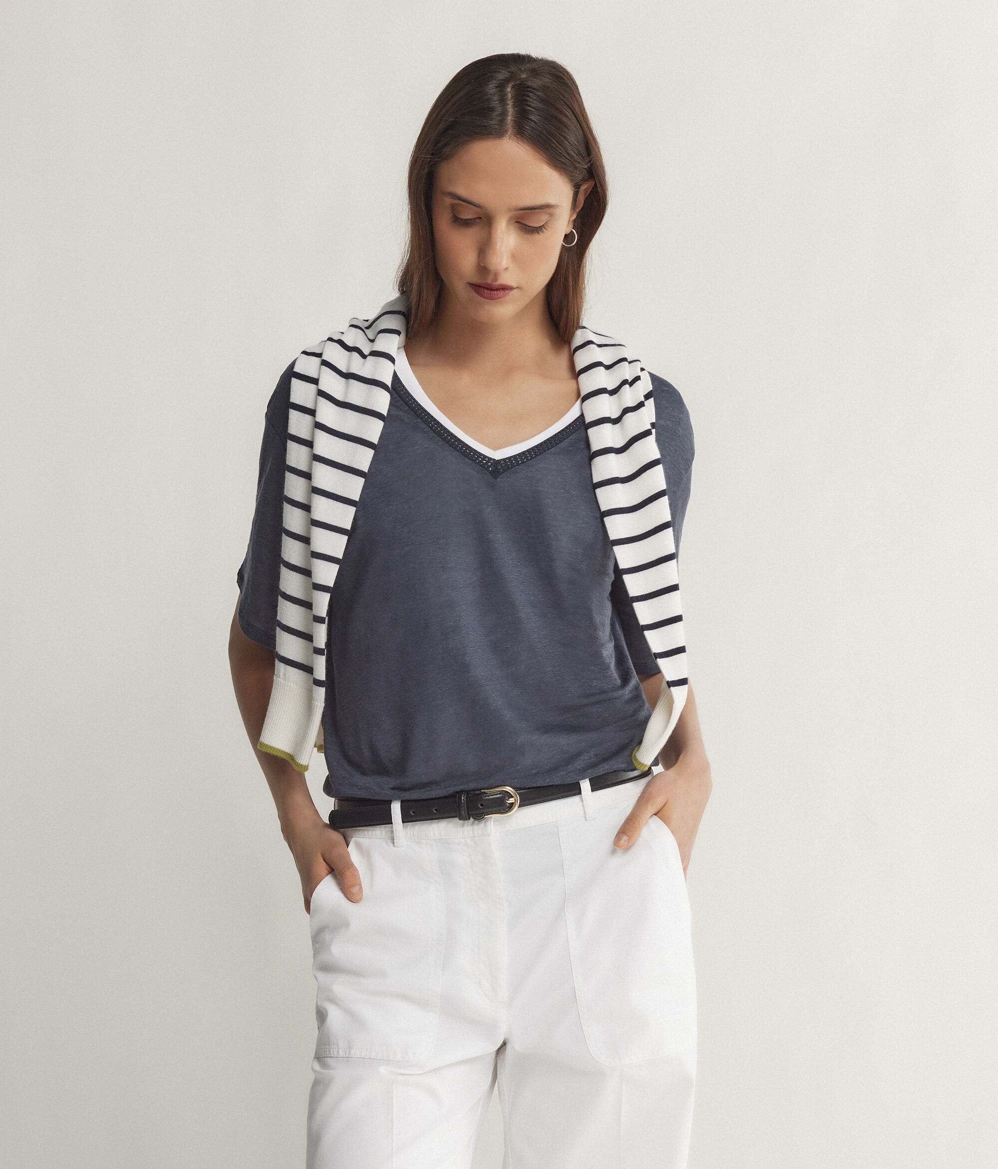 T Shirt con Scollo a V in Lino con Bordi in Retina