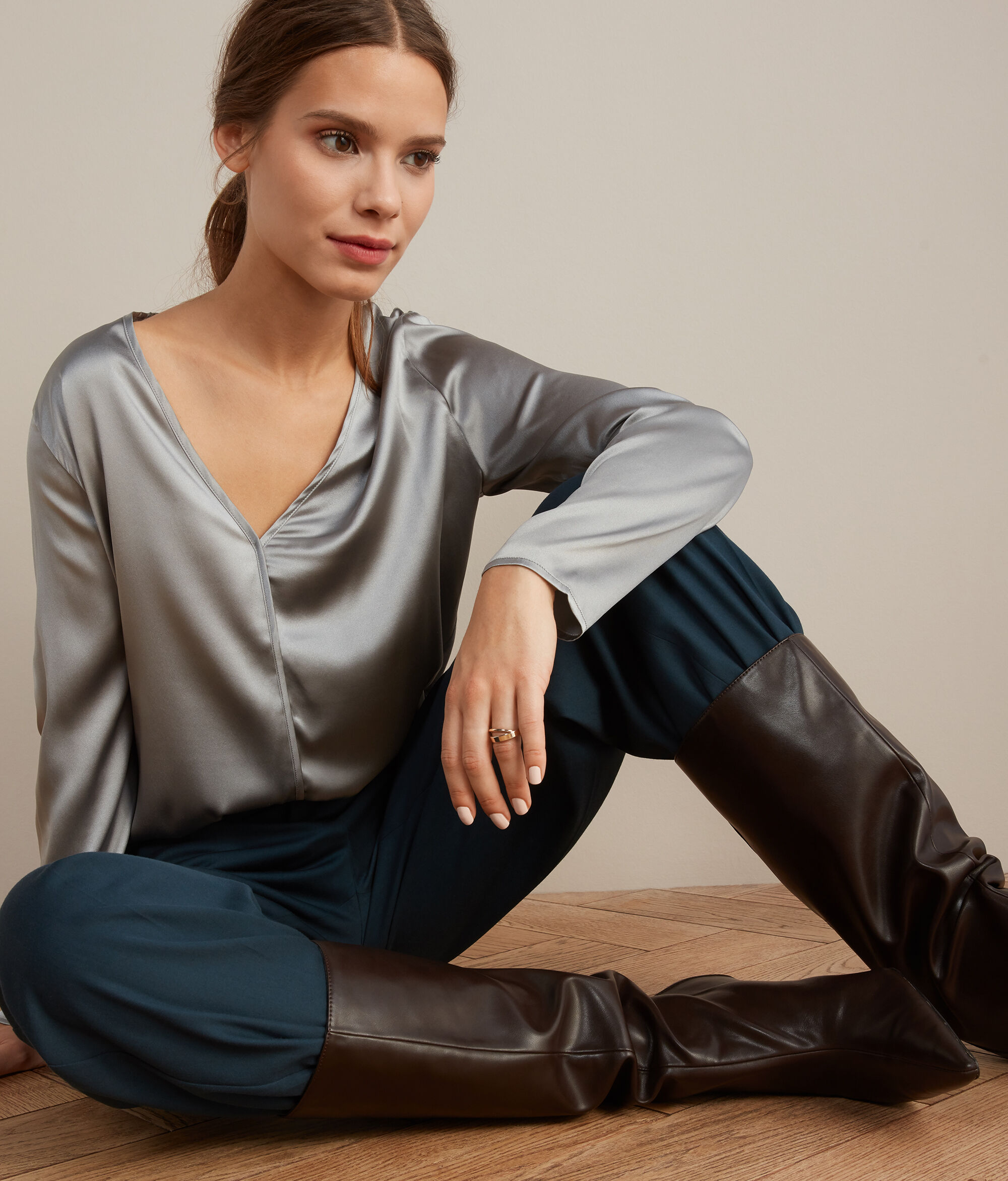 Svilena bluza s V-izrezom