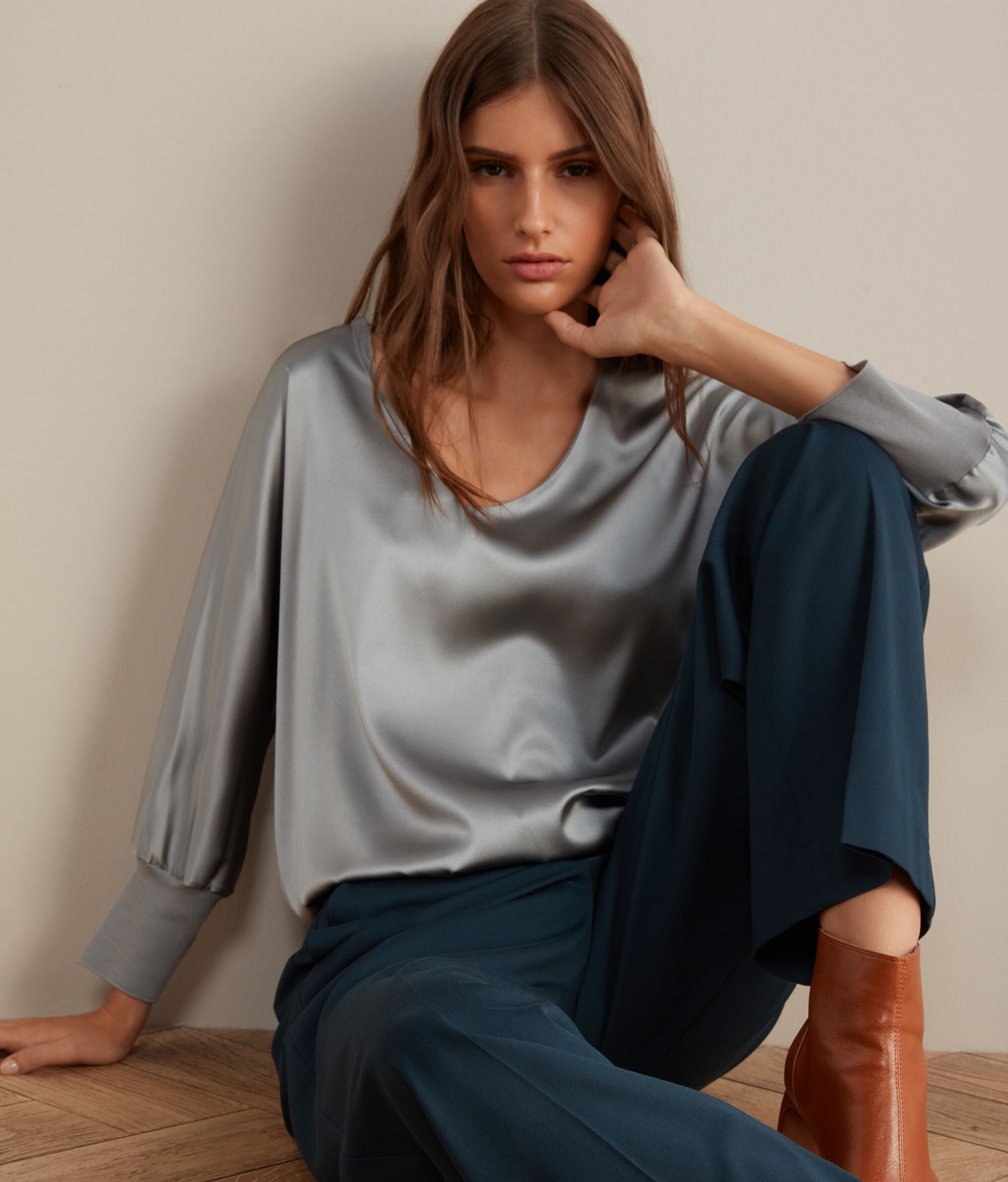 Svilena bluza s V-izrezom