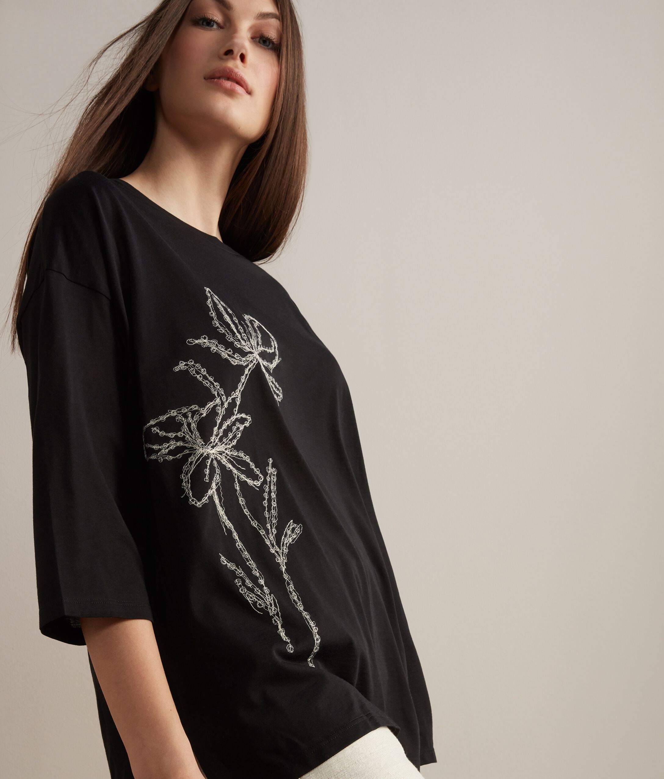 T-shirt in Seta Fresh con Ricamo Fiore