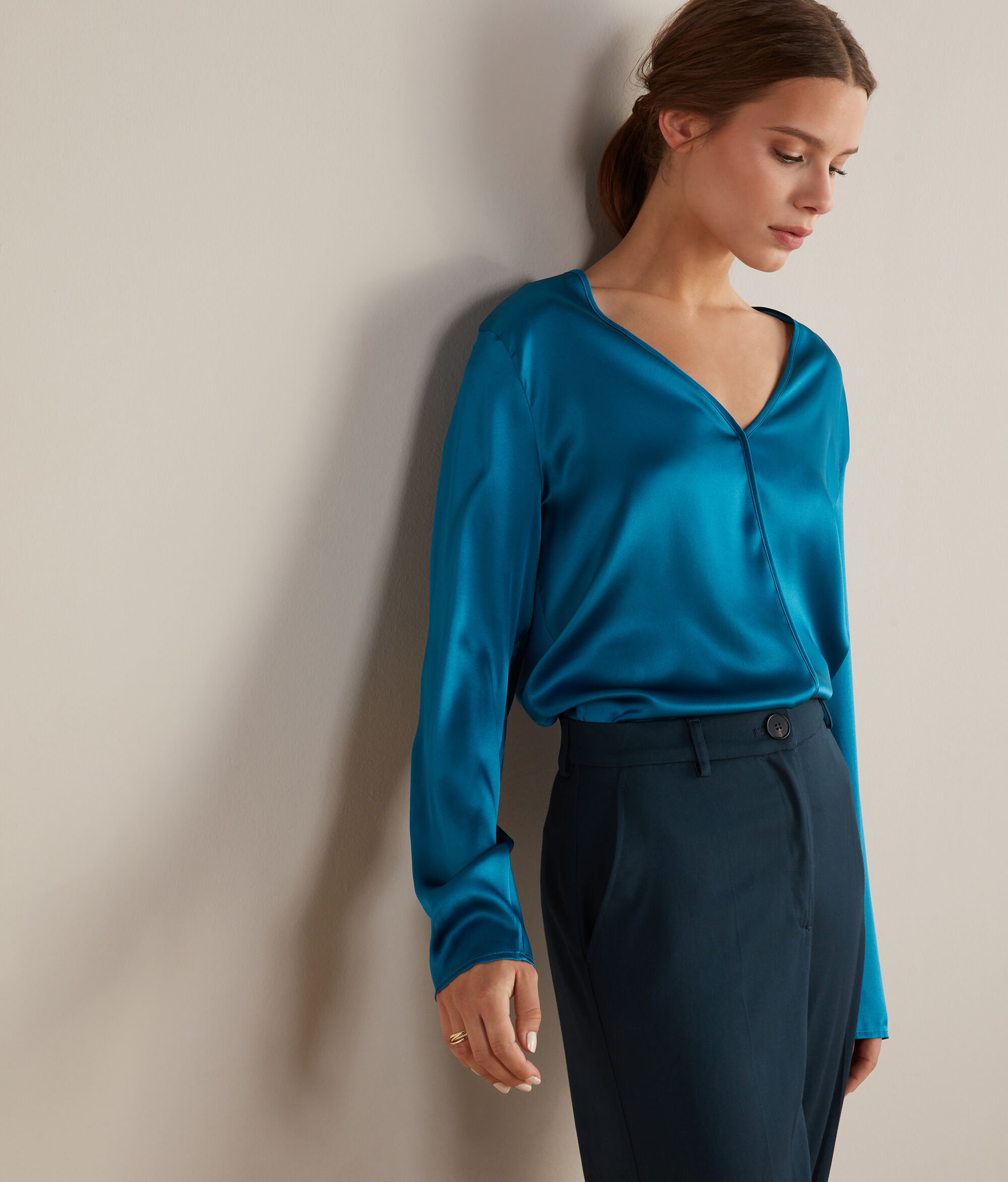 Svilena bluza s V-izrezom