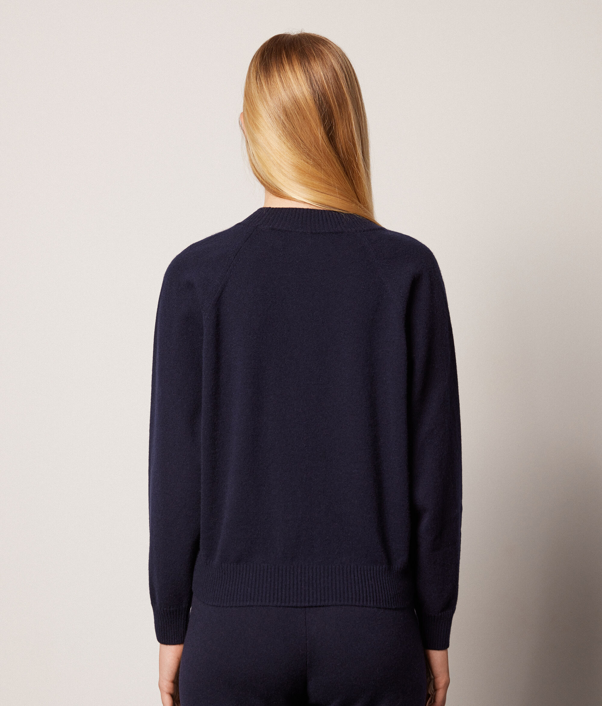 Ultrasoft Cashmere Round-Neck Jumper with Wide Raglan Sleeves
