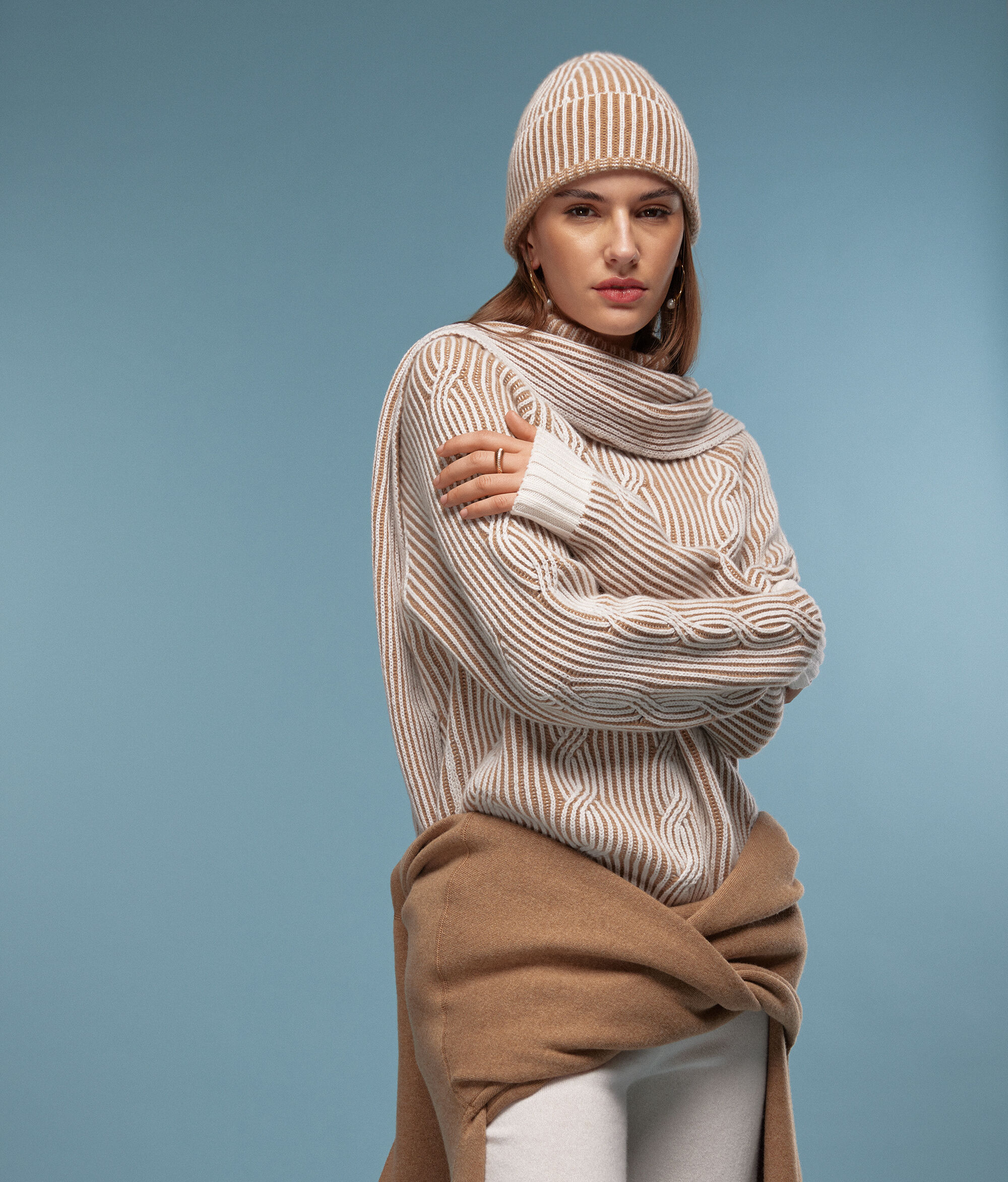 Stehkragen-Pullover aus Kaschmir Ultrasoft mit zweifarbigen Zöpfen