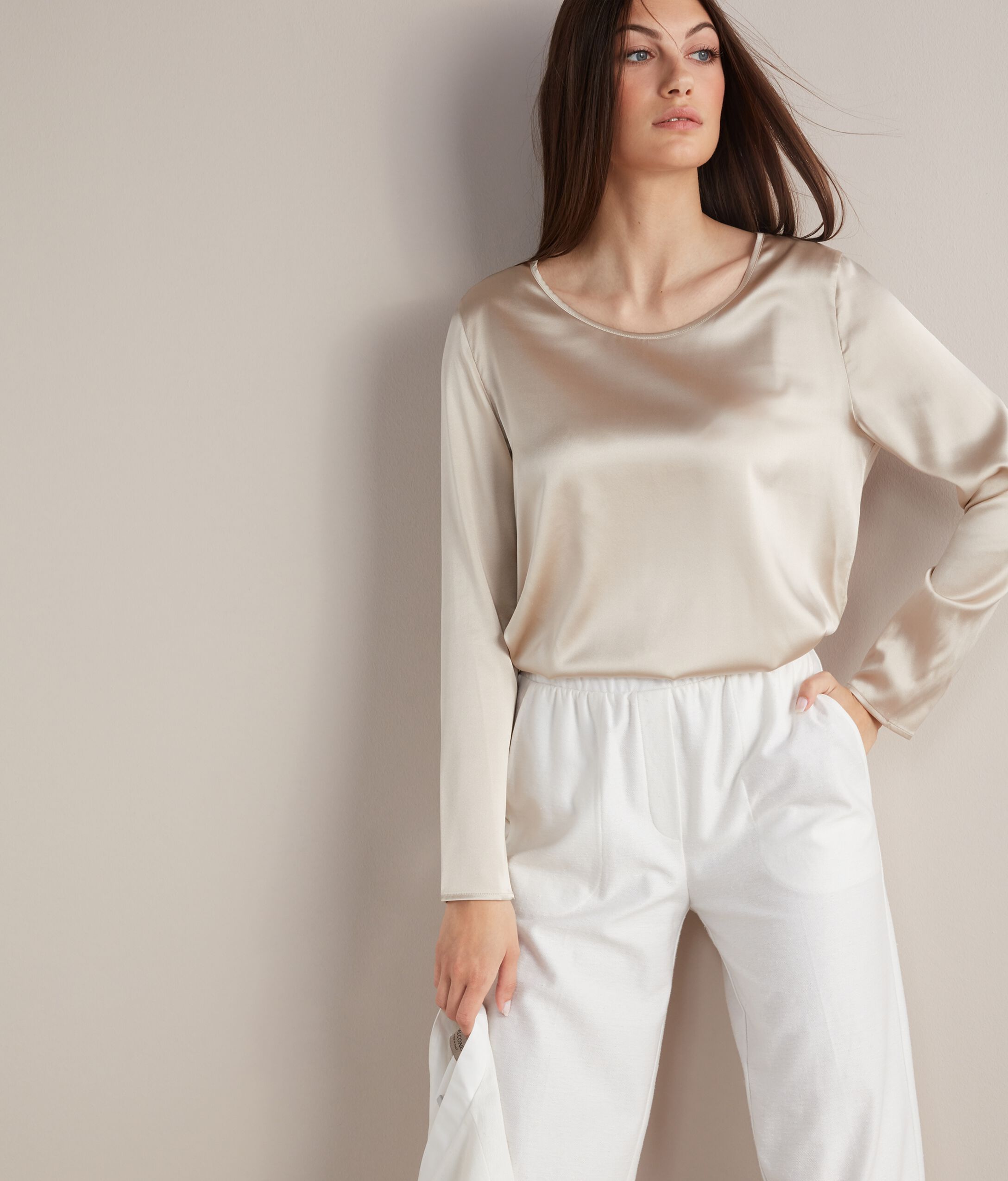 Hedvábná Halenka s Širokým Výstřihem