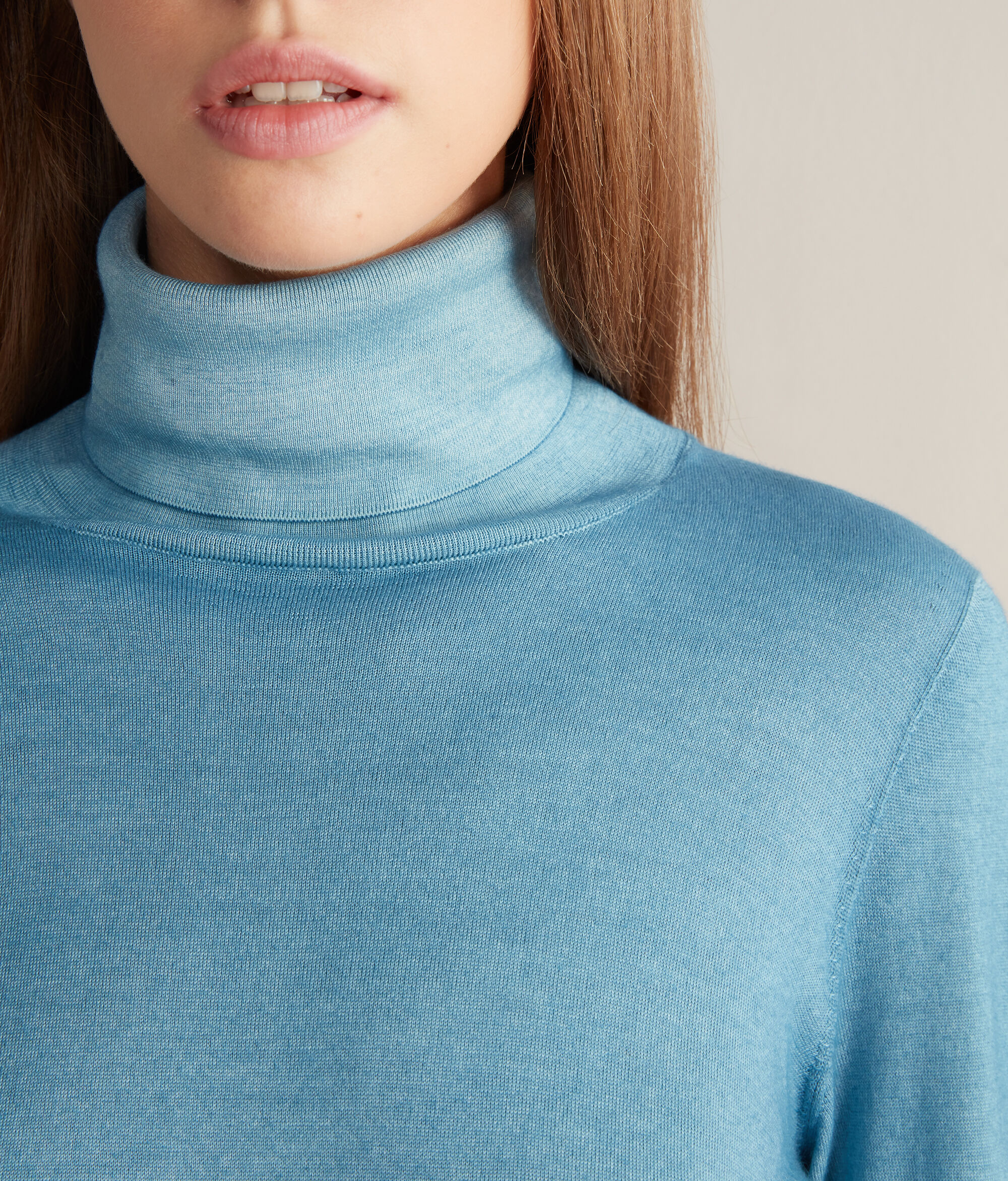 Ultralight Cashmere Turtle-Neck