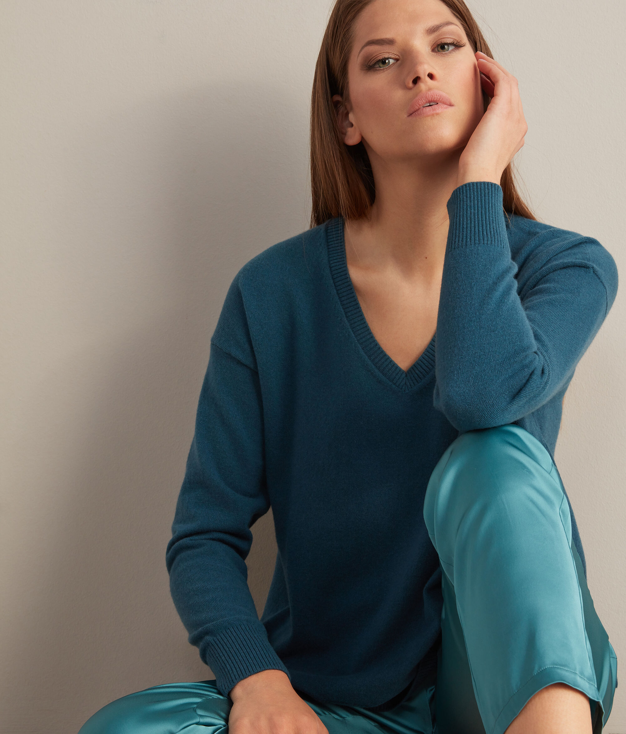 Maglia Scollo V in Cashmere Ultrasoft con Spacchi