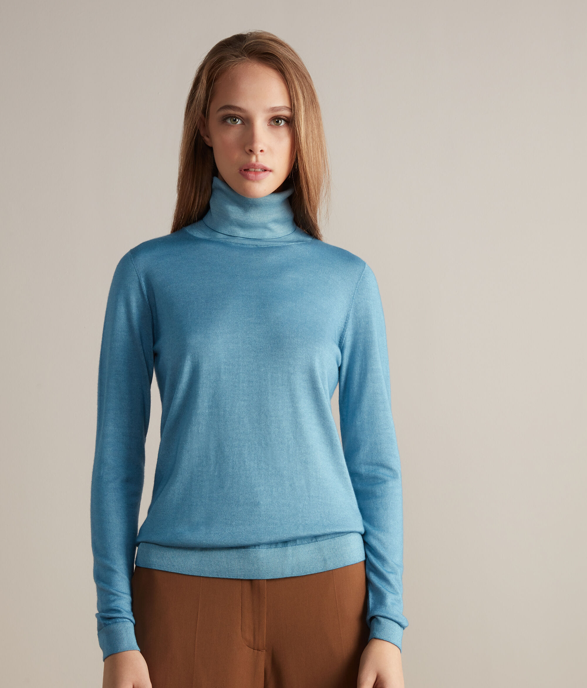 Ultralight Cashmere Turtle-Neck
