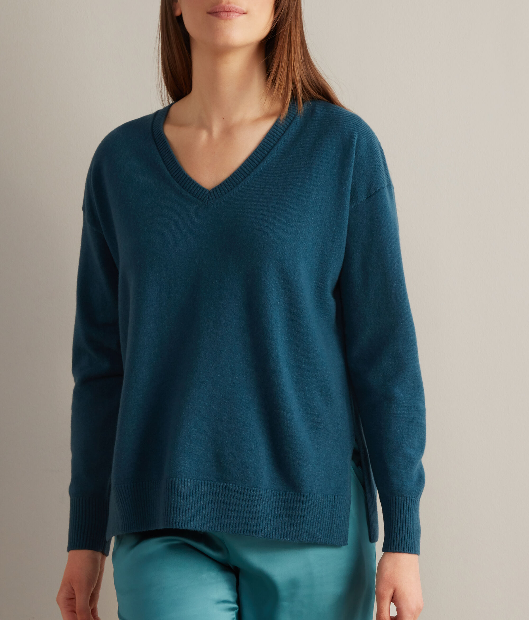 Maglia Scollo V in Cashmere Ultrasoft con Spacchi