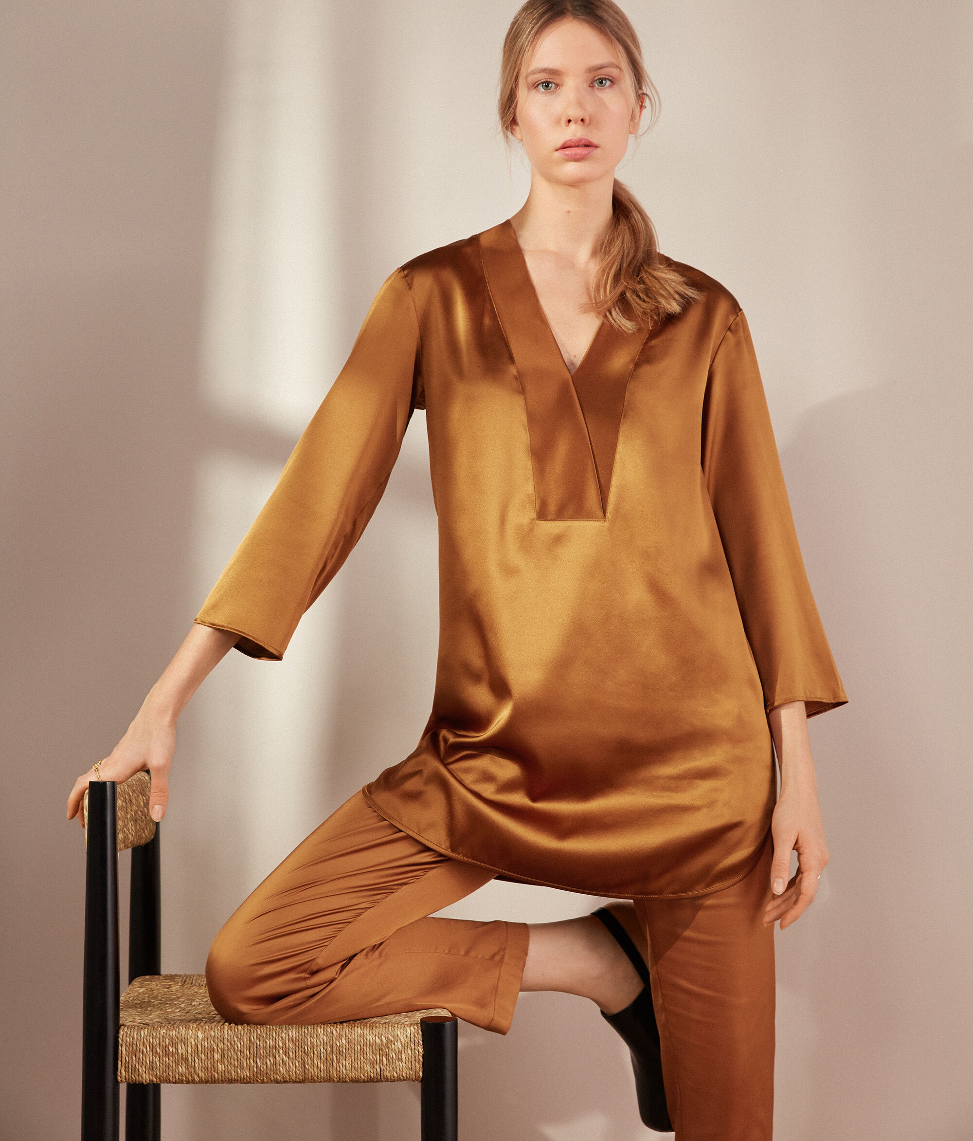 Jedwabna bluzka z dekoltem w serek