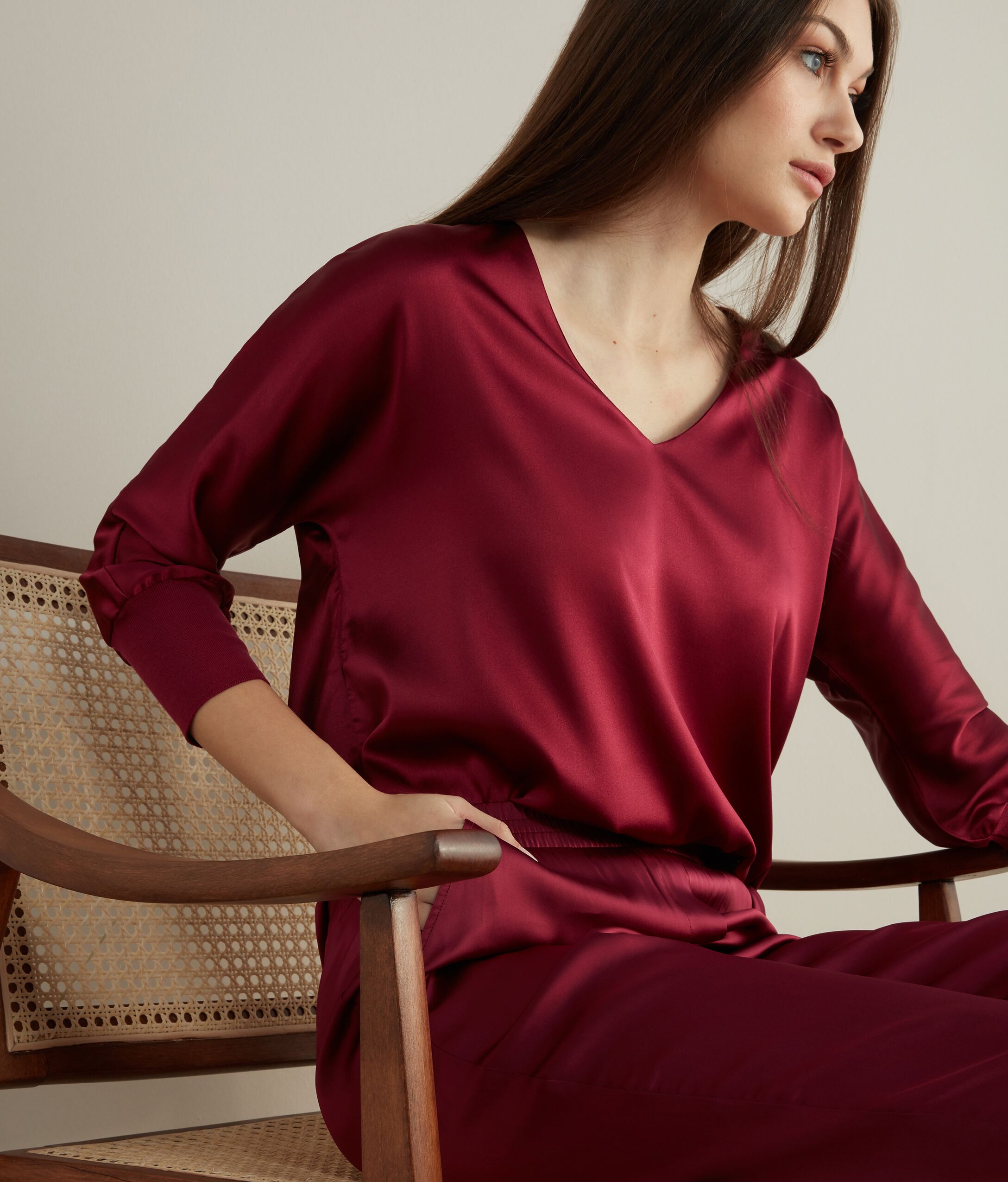 Svilena bluza s V-izrezom