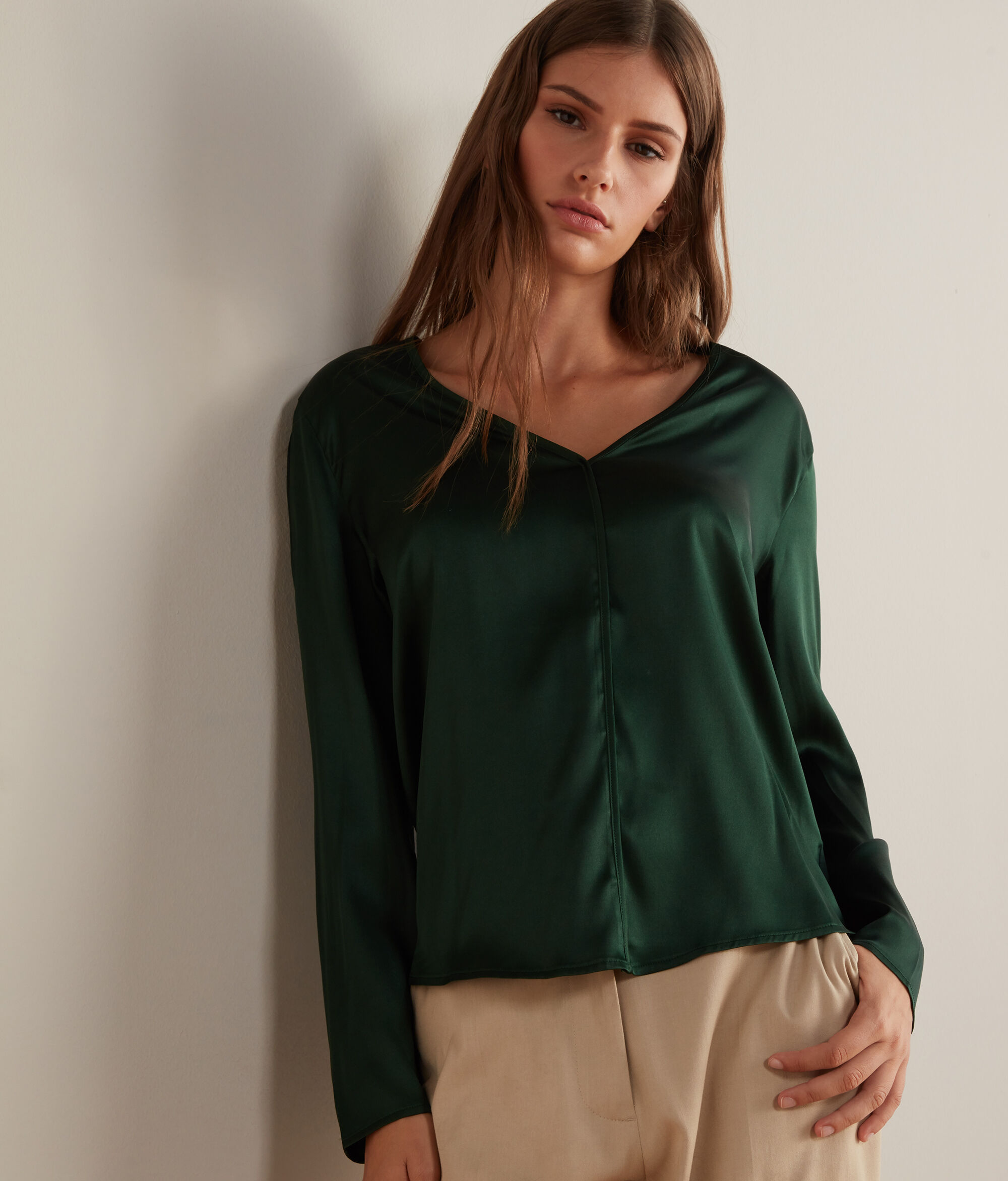 Svilena bluza s V-izrezom