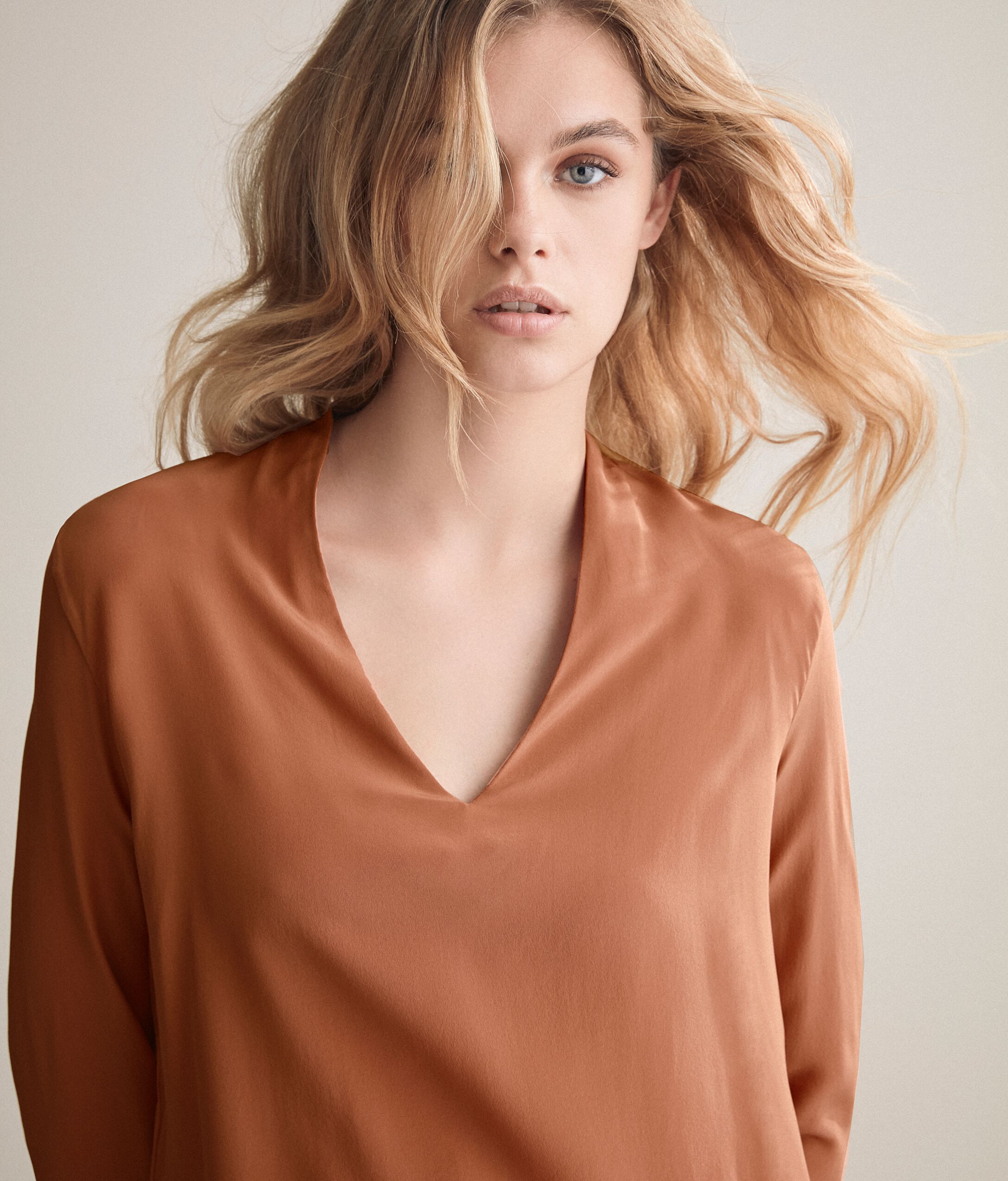 Blusa Scollo V Crepe de Chine