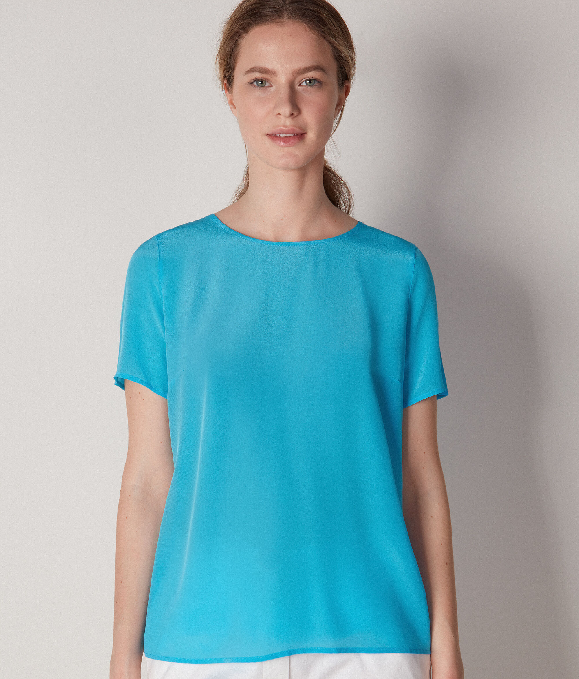 Tricou din mătase cu guler la baza gâtului