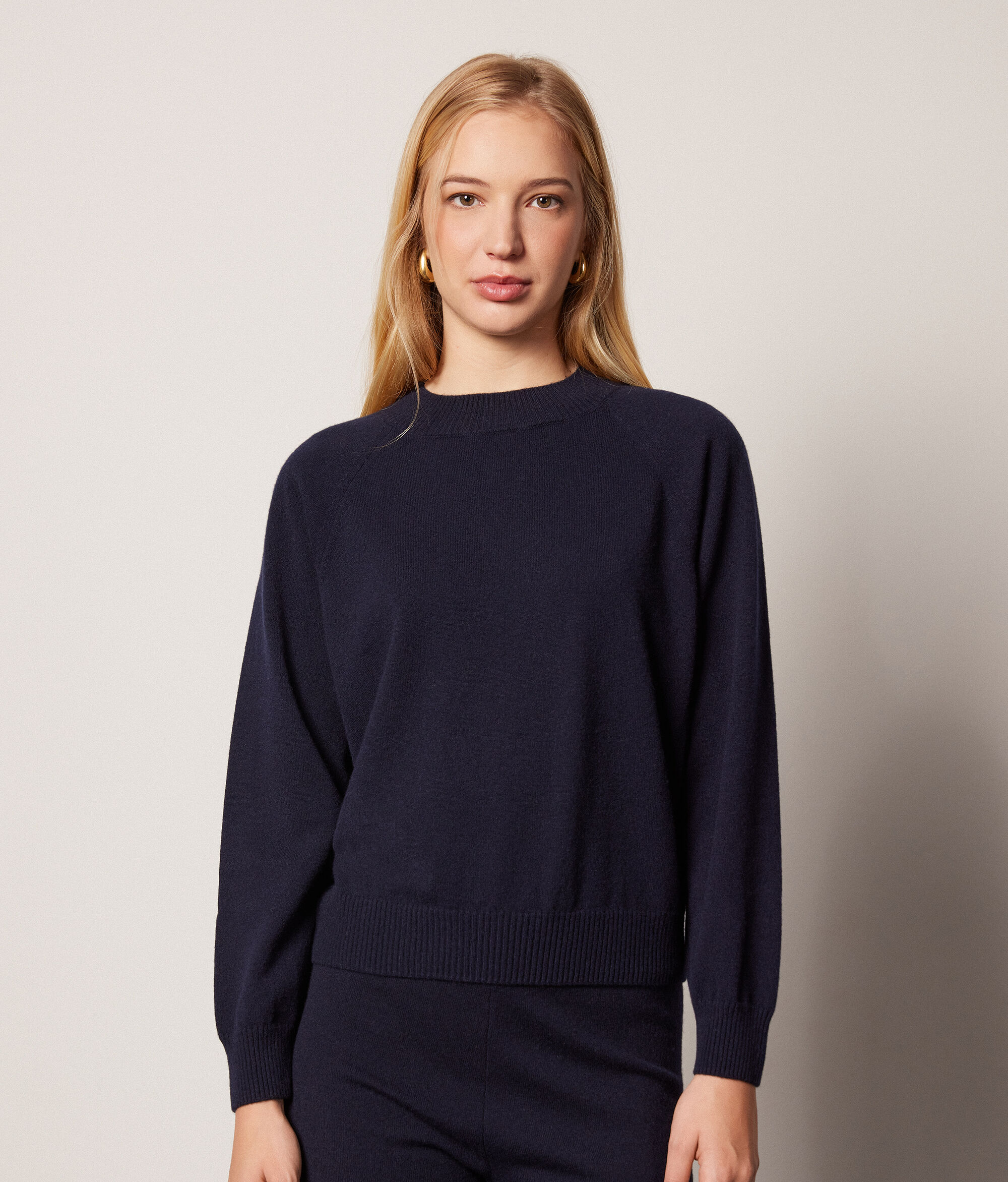 Ultrasoft Cashmere Round-Neck Jumper with Wide Raglan Sleeves