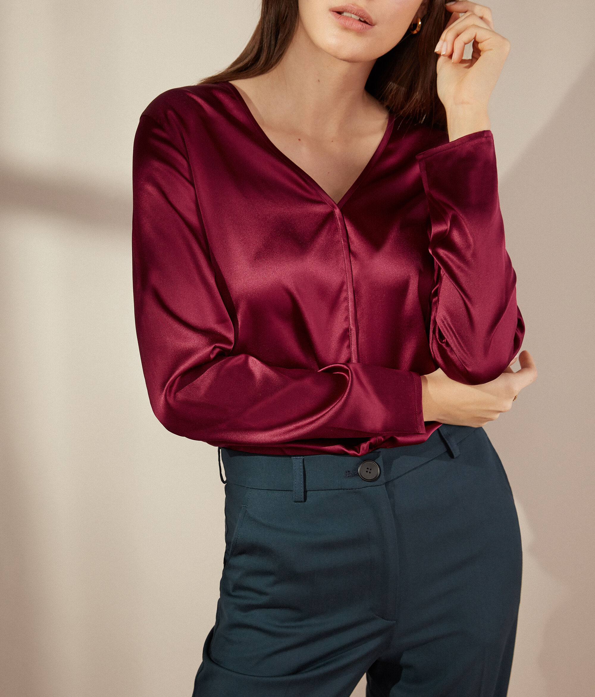 Svilena bluza s V-izrezom