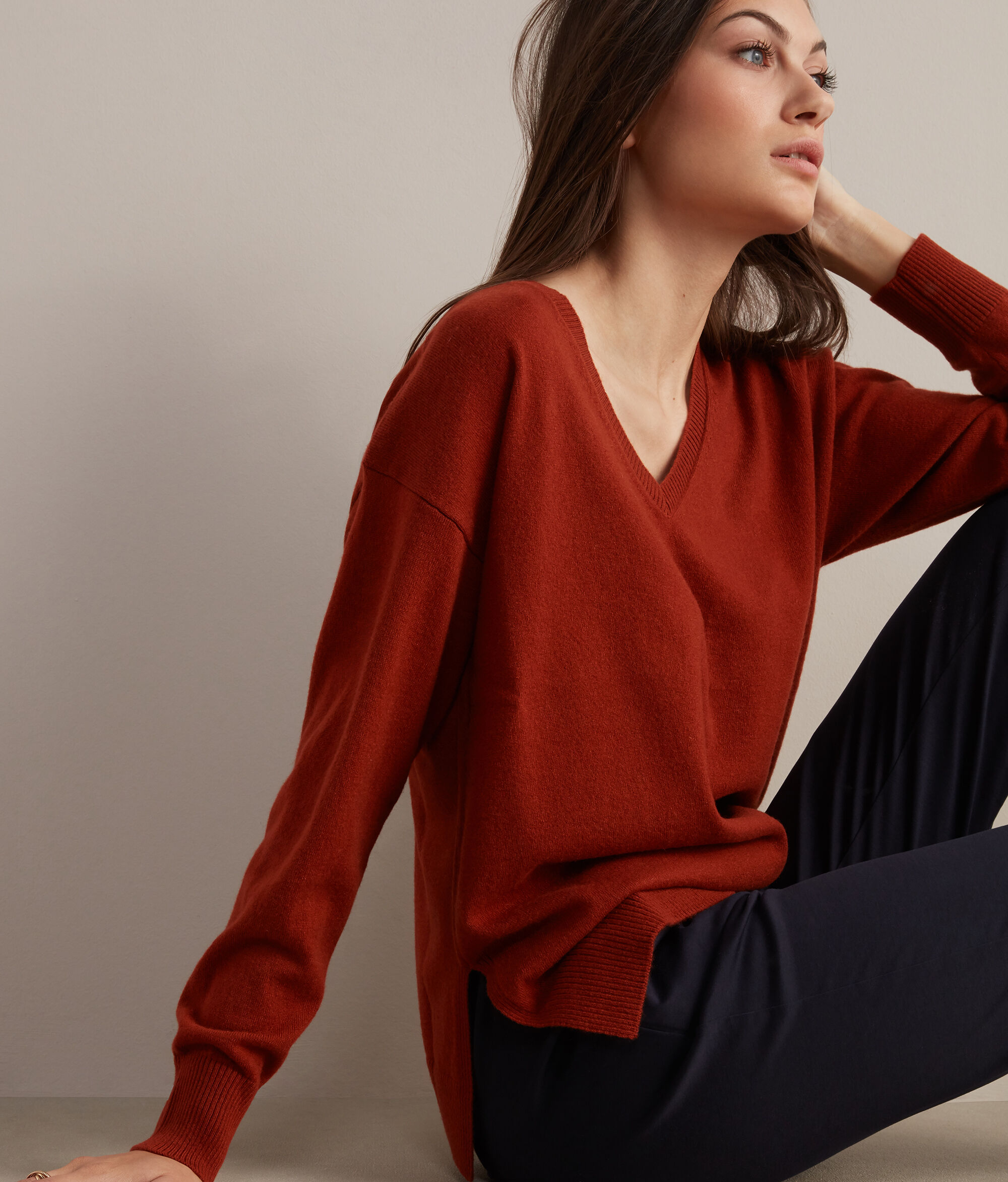 Maglia Scollo V in Cashmere Ultrasoft con Spacchi
