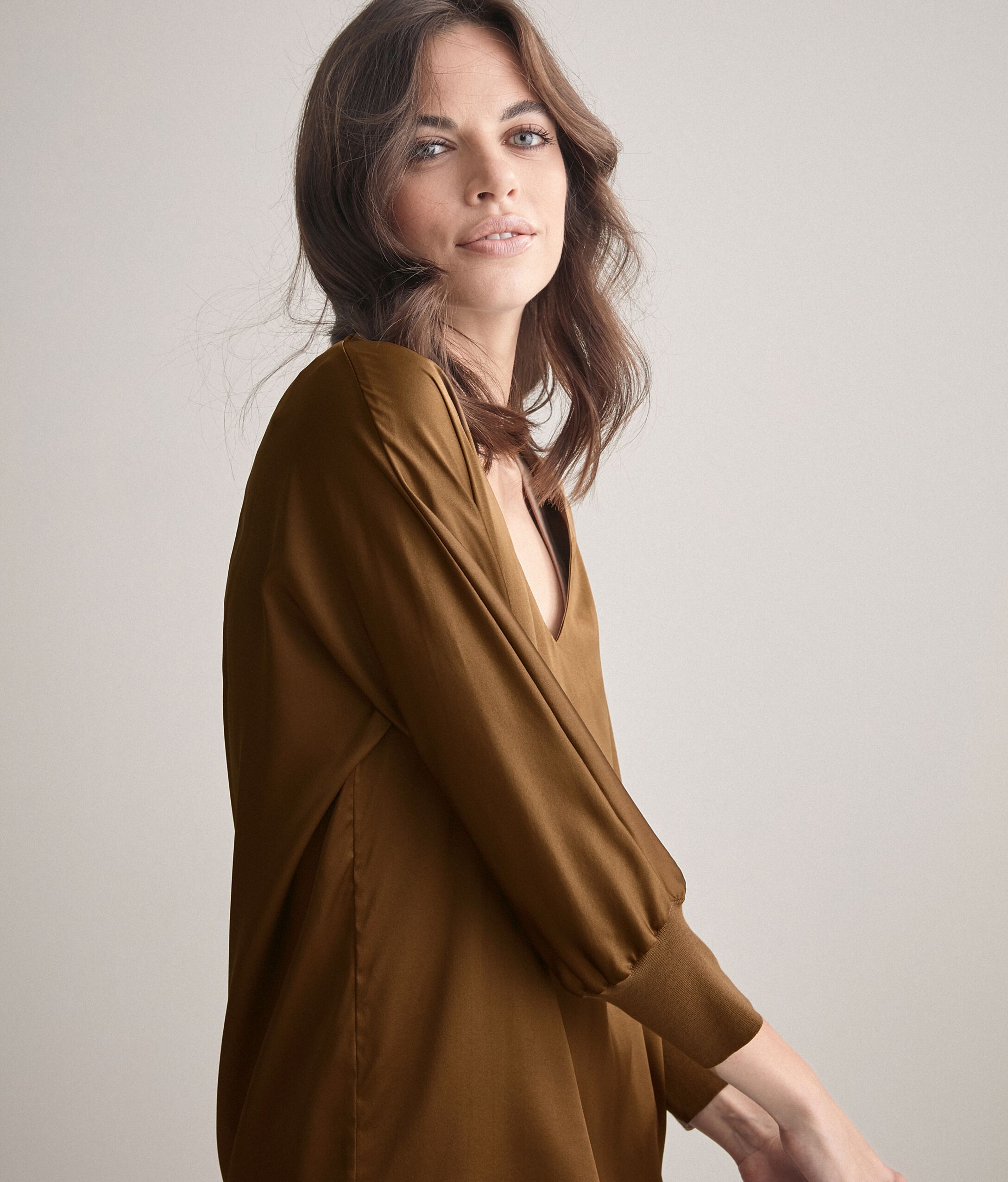 Μεταξωτή Μπλούζα με Λαιμόκοψη V