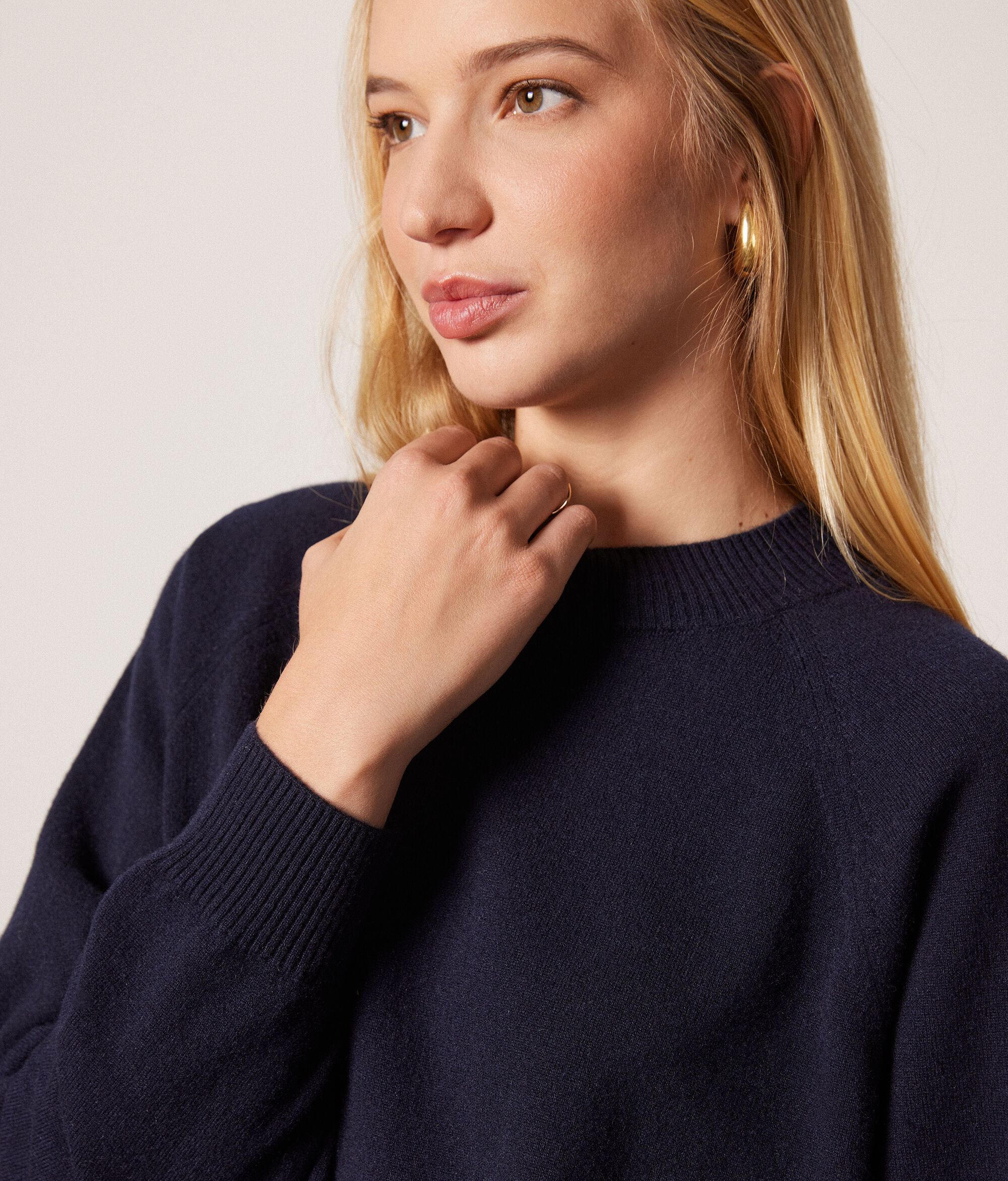 Ultrasoft Cashmere Round-Neck Jumper with Wide Raglan Sleeves