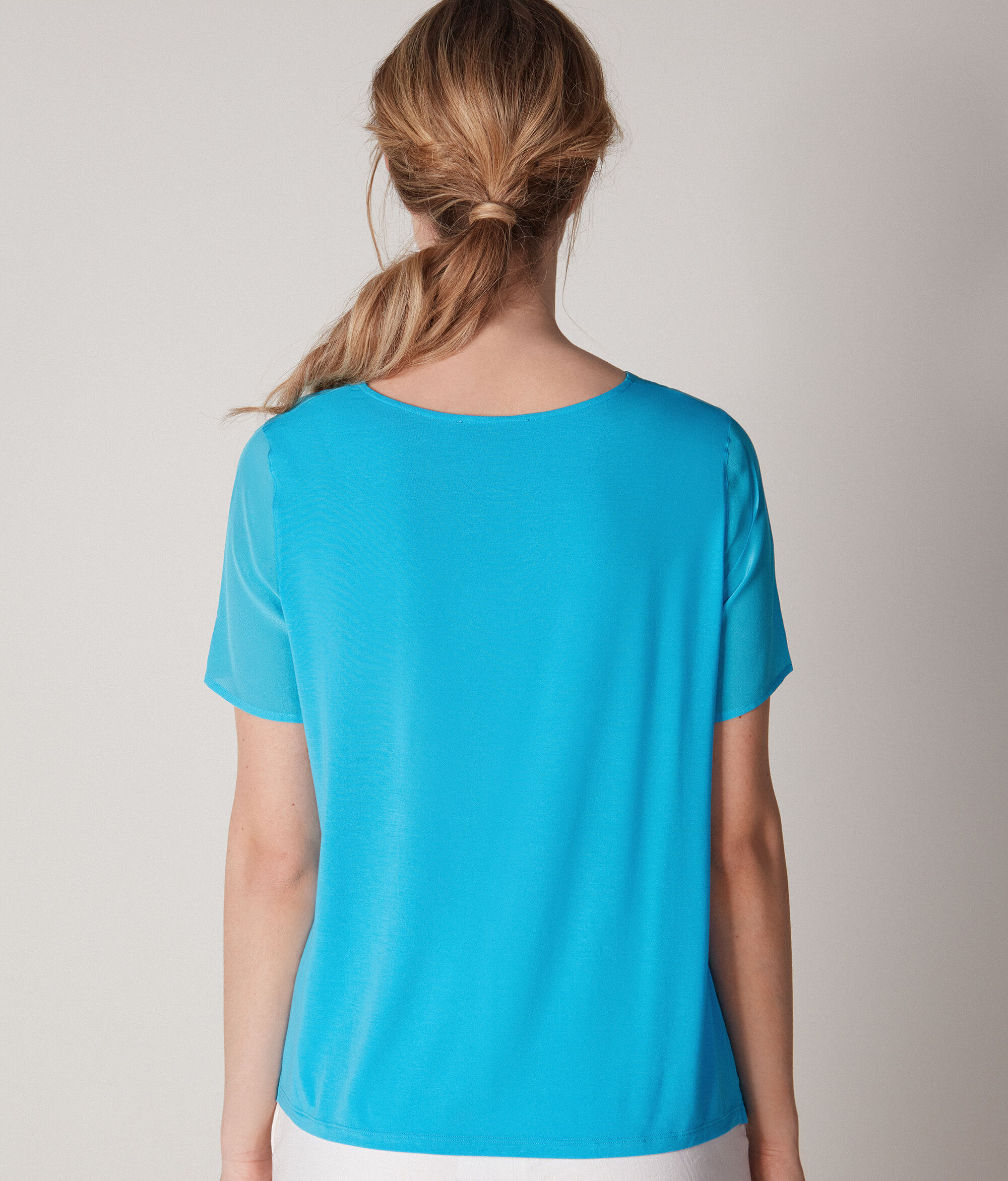 Tricou din mătase cu guler la baza gâtului