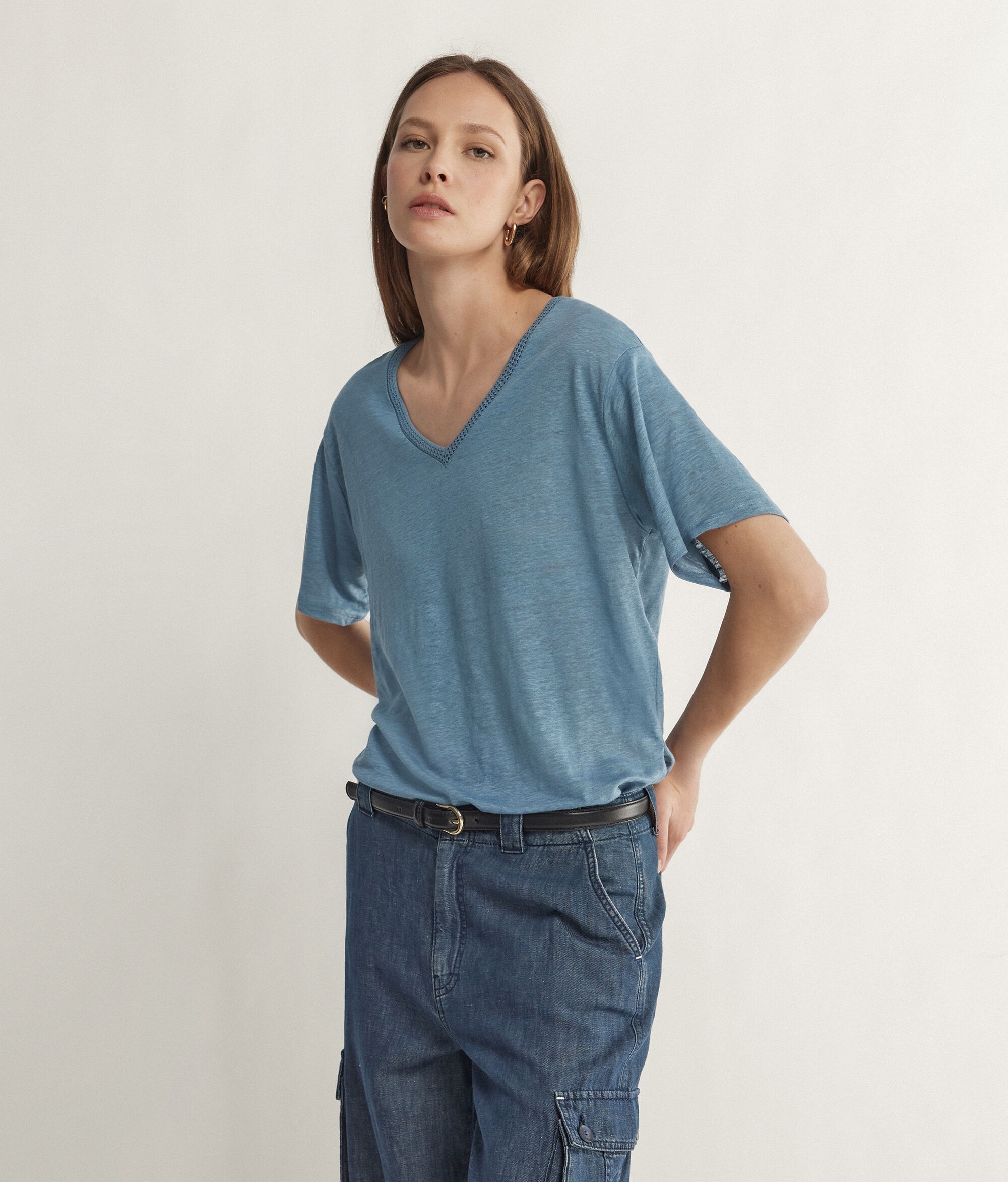 T Shirt con Scollo a V in Lino con Bordi in Retina