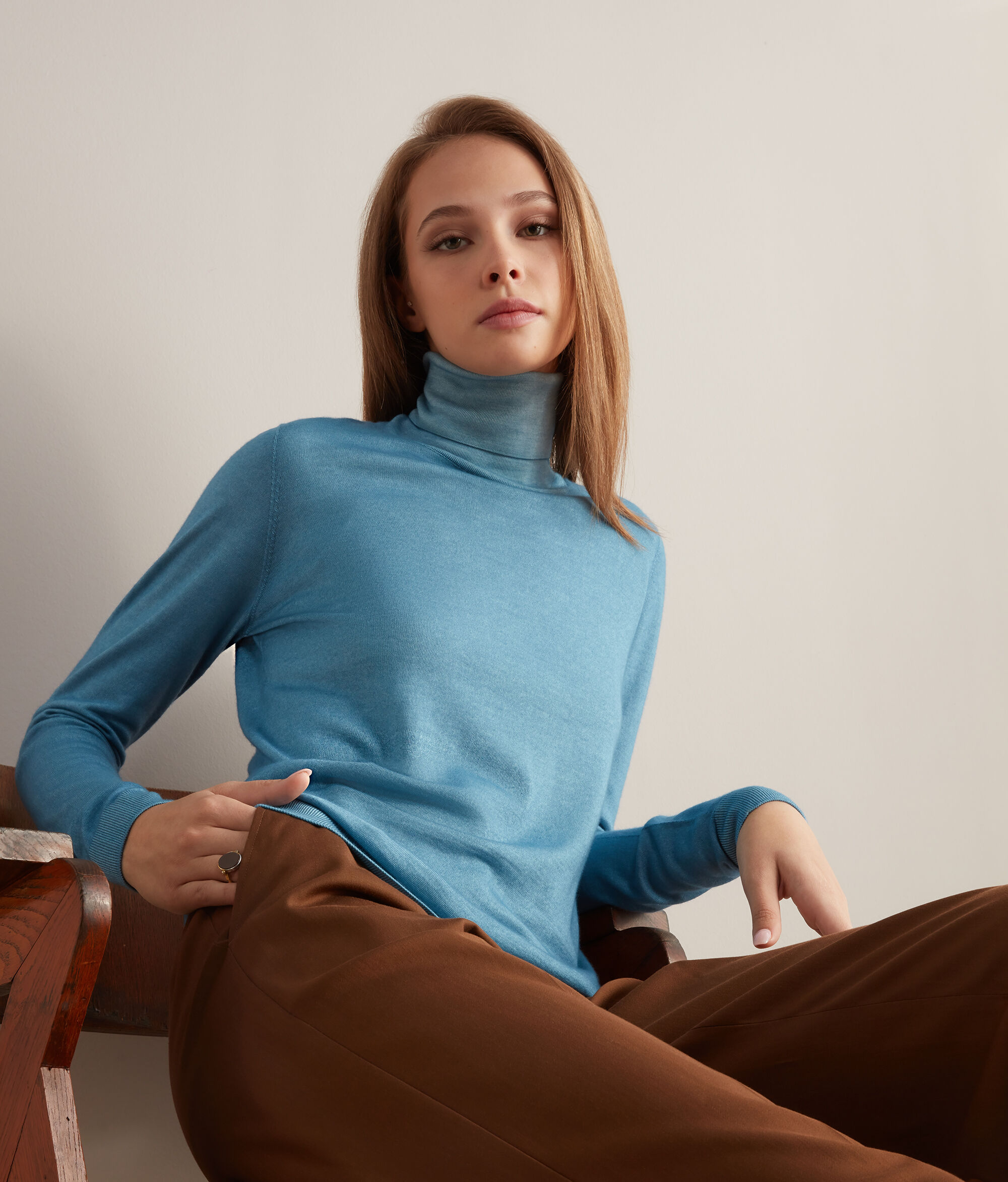 Ultralight Cashmere Turtle-Neck
