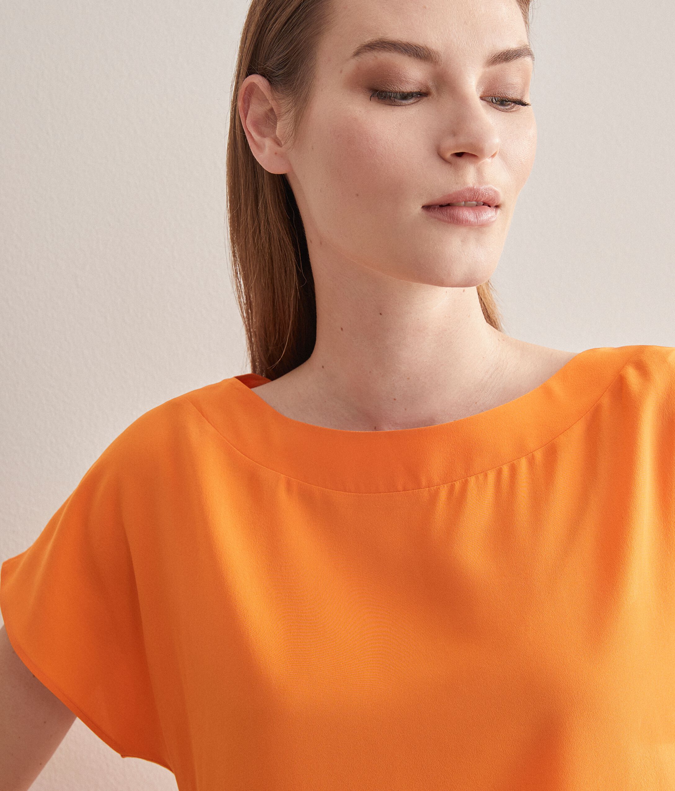 T-shirt Scollo Barchetta in Seta e Modal